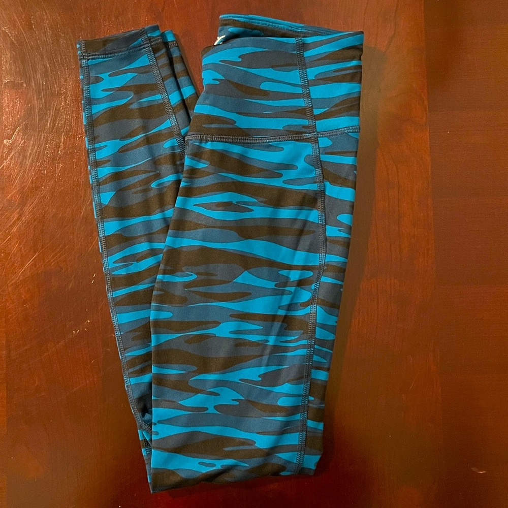 Old Navy Active Go-Dry Blue Camo Leggings Size XS